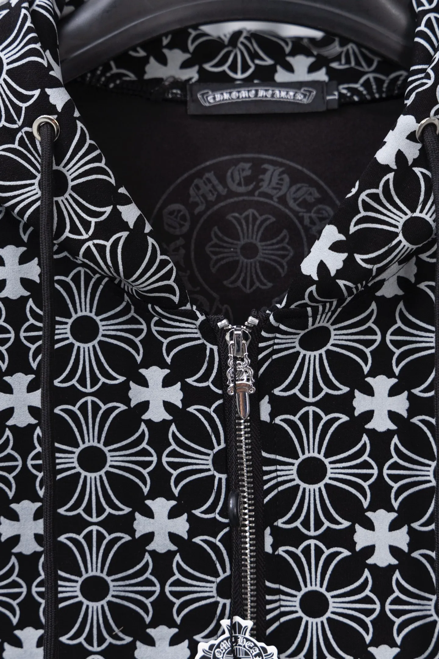 P310 Style No.: M022 𝐂𝐇𝐑𝐎𝐌𝐄 𝐇𝐄𝐀𝐑𝐓𝐒/Cro Heart Hooded 23FW new full printed Sanskrit open and close sweatshirt Full dark pattern print as the backing to show a sense of mystery Sanskrit embroidery on the front chest Metal zipper closure Classic Sanskrit print design on both arms Classic big horseshoe print on the back, overall high-end and versatile, same style for men and women Size: S-XL